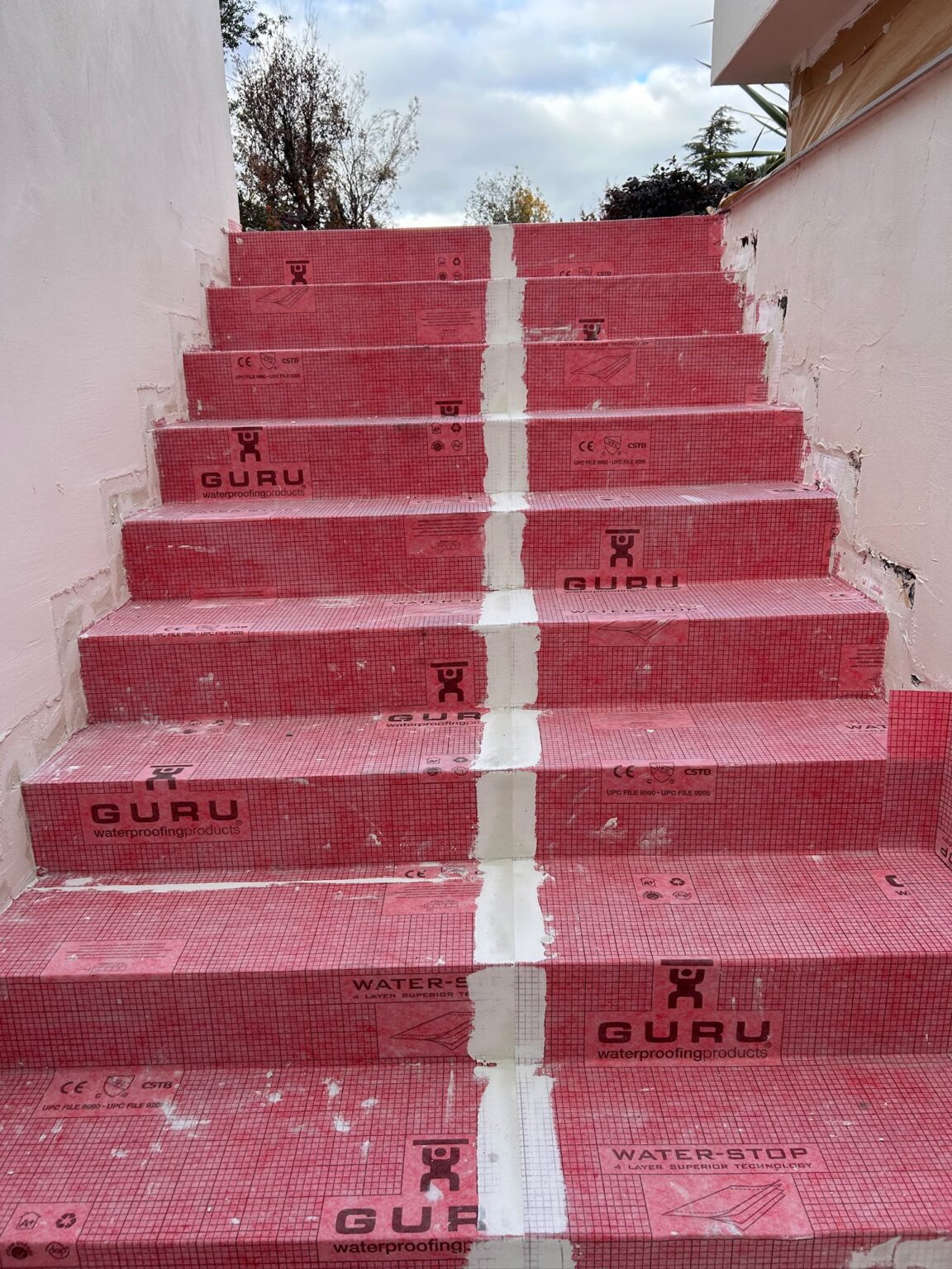 Escalera impermeabilizada con lámina Kerdi