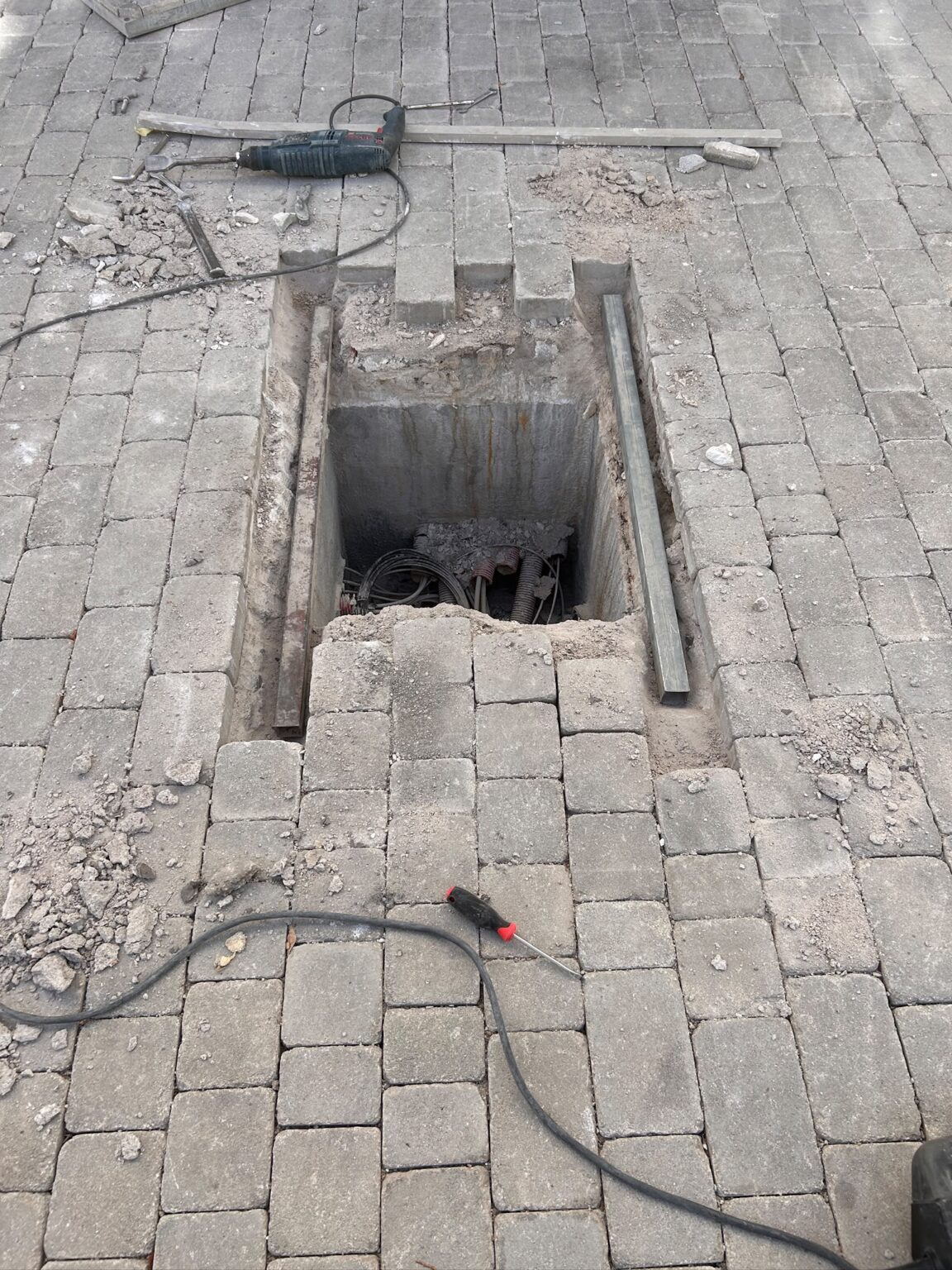 Arqueta abierta antes de la reparación