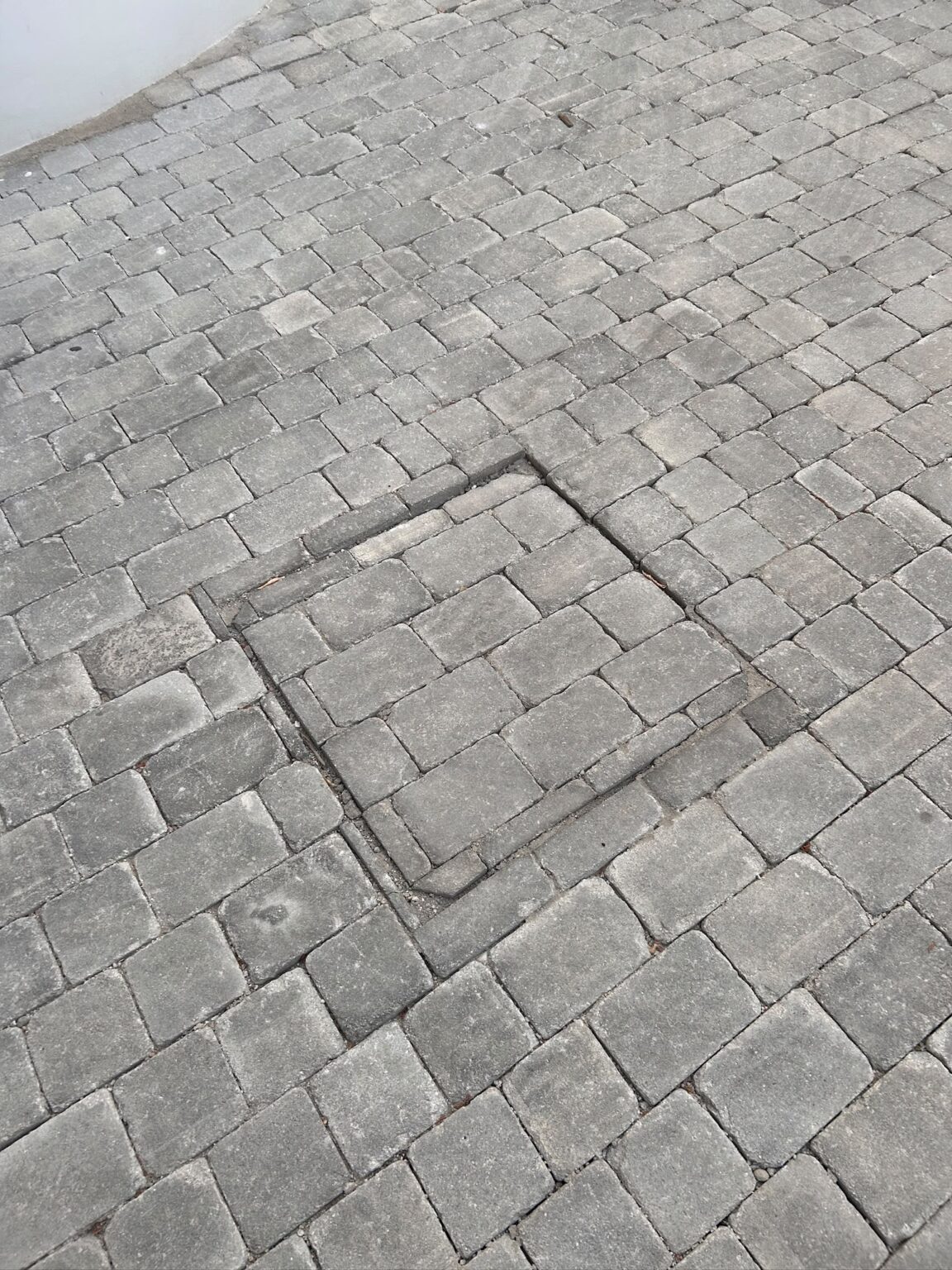Arqueta reparada y adoquinado repuesto