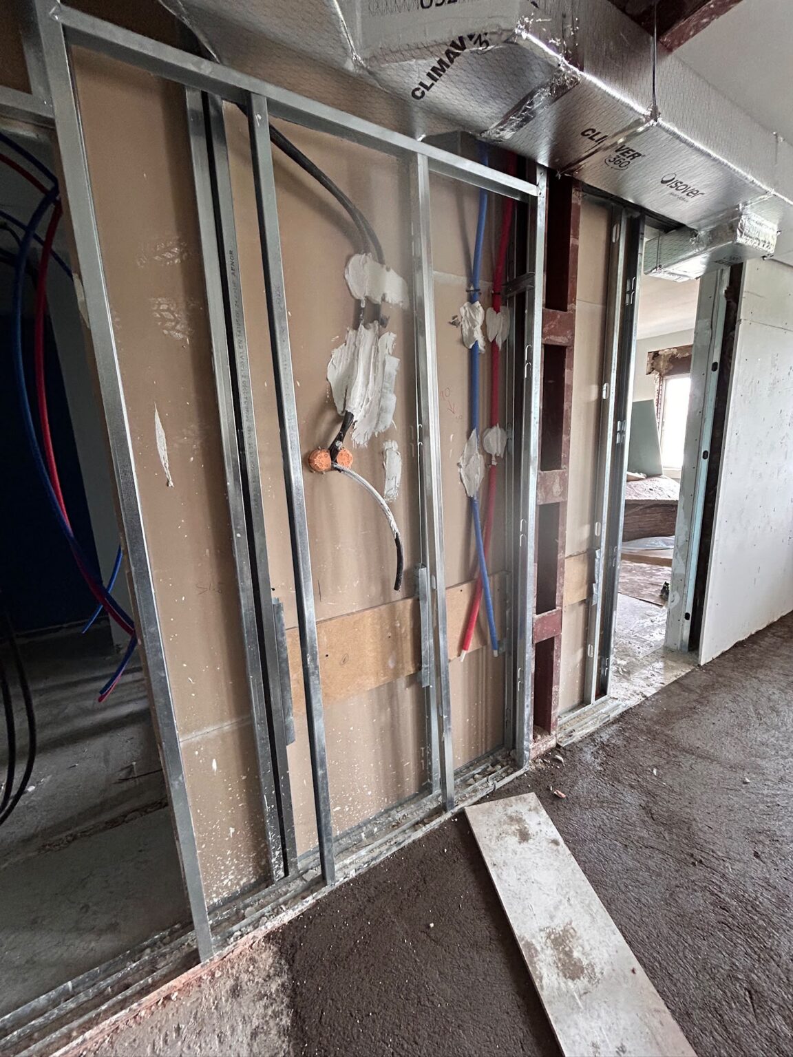 Estructura de tabiquería de Pladur con instalaciones