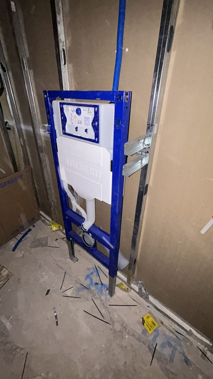 Bastidor de inodoro suspendido instalado en obra